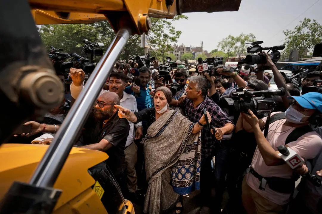 ബുള്ഡോസറുകള് തടയുന്ന ബൃന്ദ കാരാട്ട് | Photo: AP