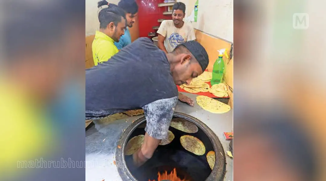 ജുമാമസ്ജിദിനു സമീപത്തെ മാർക്കറ്റിൽ ഷീർമാൽ തയ്യാറാക്കുന്നവർ