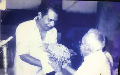 പുരോഗമനകലാസാഹിത്യ സംഘത്തിന്റെ വേദിയിലേക്കു മുൻ മുഖ്യമന്ത്രി ഇ.എം.എസ്. നമ്പൂതിരിപ്പാടിനെ പൂച്ചെണ്ടു നൽകി സ്വീകരിക്കുന്ന ശിവരാമൻ ചെറിയനാട് (ഫയൽ ചിത്രം)