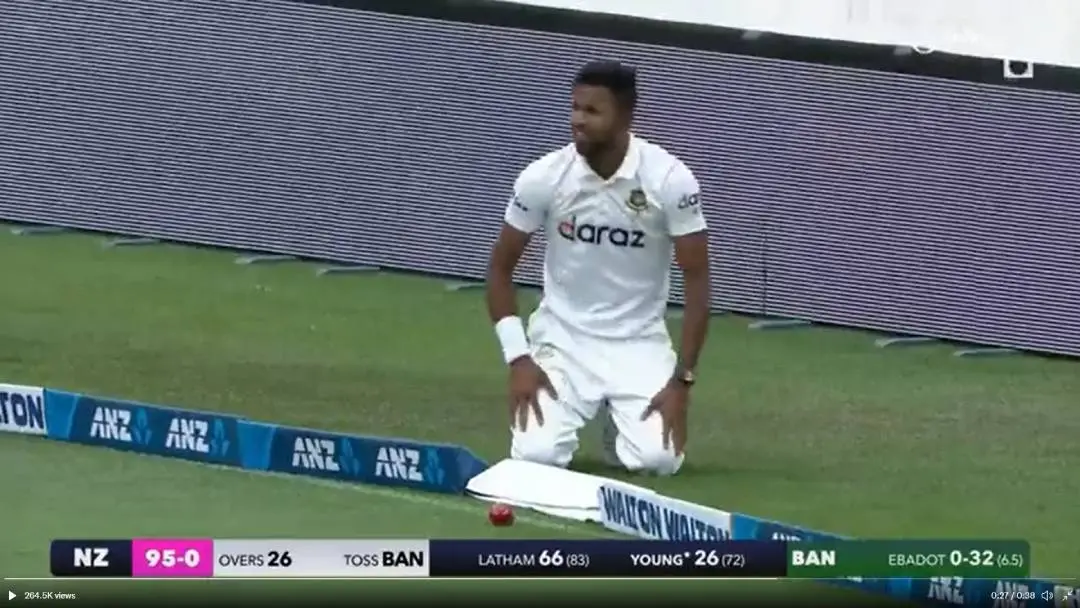 പന്ത് ബൗണ്ടറി ലൈനില് എത്തിയപ്പോള് ബംഗ്ലാദേശ് താരത്തിന്റെ നിരാശ | Photo: screengrab/ BT Sport