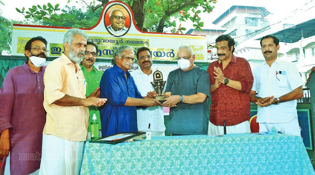 ഗുരുവായൂരില് പുതൂര് ഉണ്ണികൃഷ്ണന് സ്മാരകപുരസ്കാരം ശ്രീകുമാരന് തമ്പിക്ക് എം.വി. ശ്രേയാംസ്കുമാര് എം.പി. സമ്മാനിക്കുന്നു