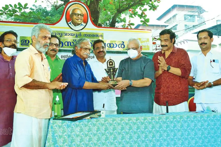 പുതൂര് സ്മാരക പുരസ്കാരം ശ്രീകുമാരന് തമ്പിക്ക് സമ്മാനിച്ചു