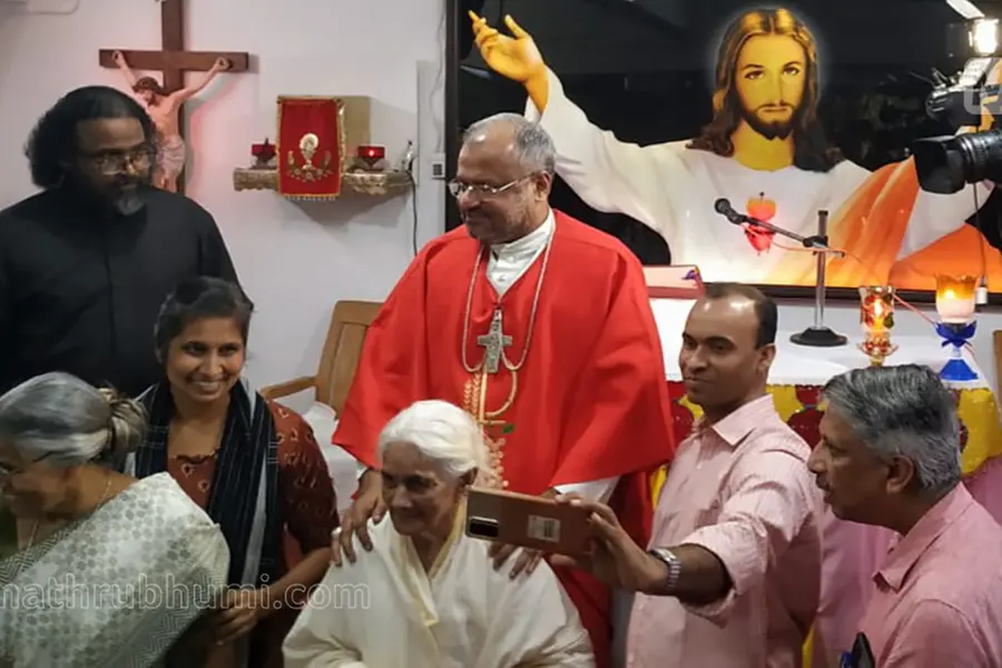 കുറ്റവിമുക്തനാക്കിയ കോടതി വിധിക്ക് പിന്നാലെ പാട്ടുകുർബാന നടത്തി ബിഷപ്പ് ഫ്രാങ്കോ മുളയ്ക്കൽ