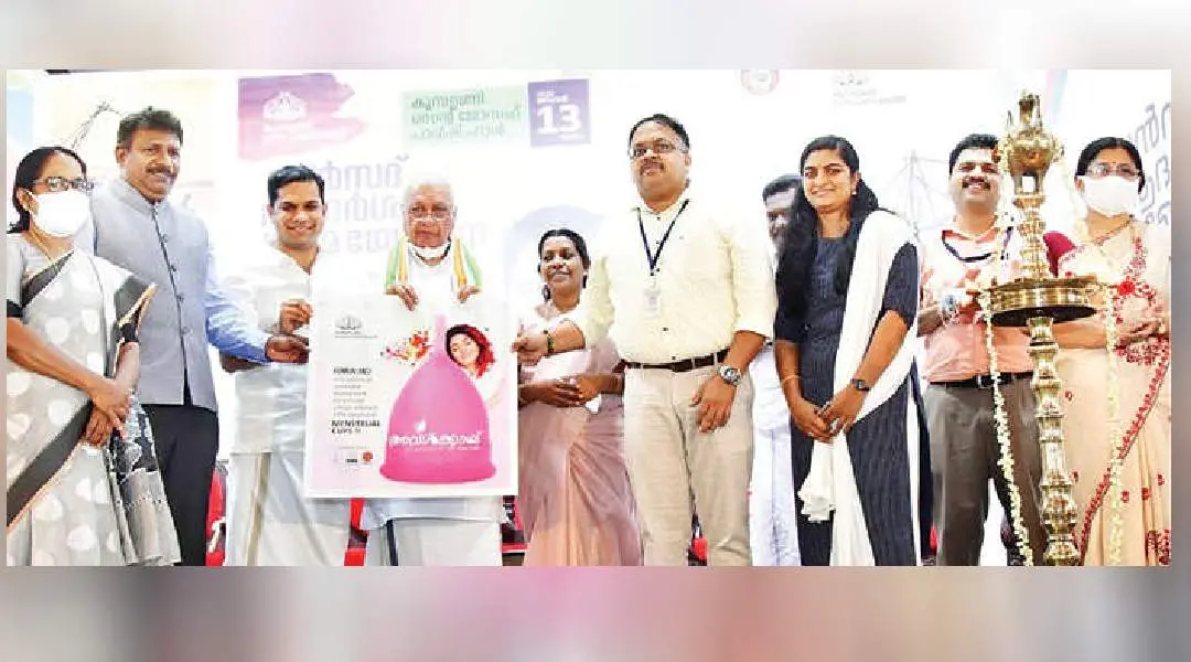 കുമ്പളങ്ങിയെ നാപ്കിൻ ഫ്രീ പഞ്ചായത്തായി പ്രഖ്യാപിക്കുന്ന ചടങ്ങിൽ ഗവർണർ ആരിഫ് മുഹമ്മദ് ഖാൻ ലോഗോ കൈമാറുന്നു