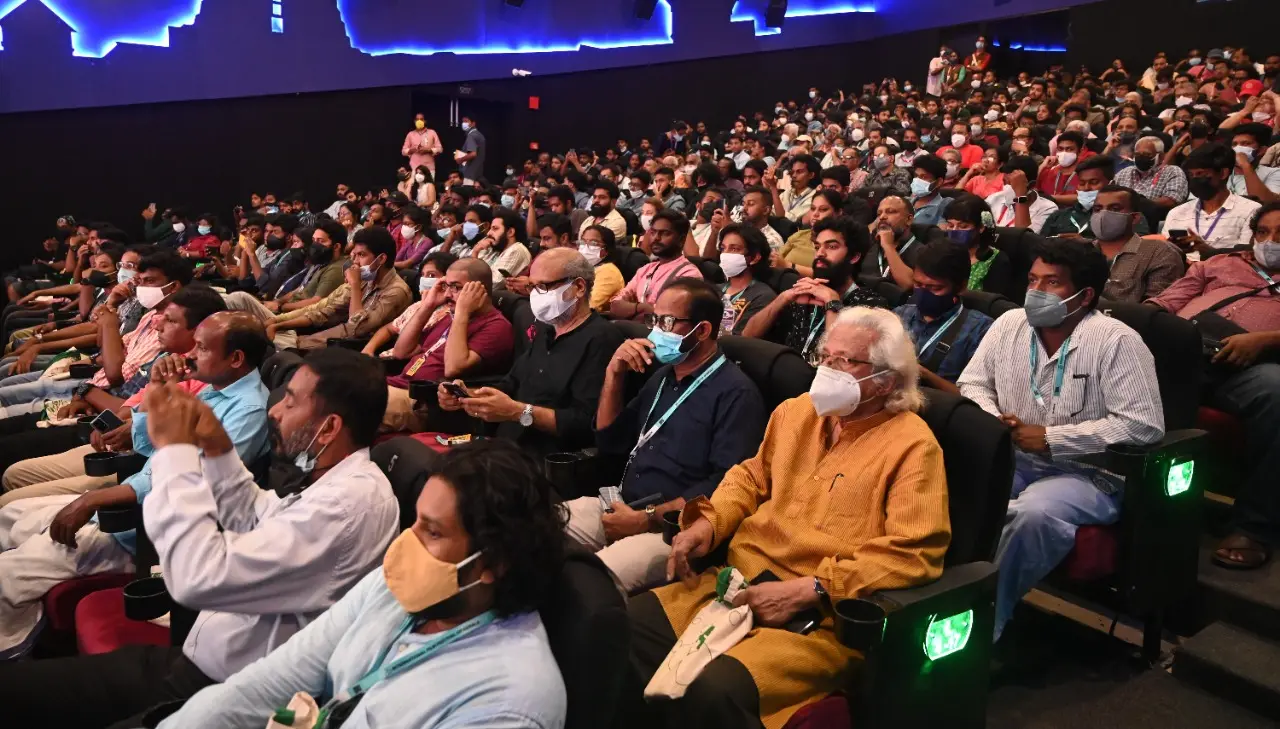 സംവിധായകൻ അടൂർ ഗോപാലകൃഷ്ണൻ കുമ്മാട്ടിയുടെ പ്രദർശനം ആസ്വദിക്കുന്നു