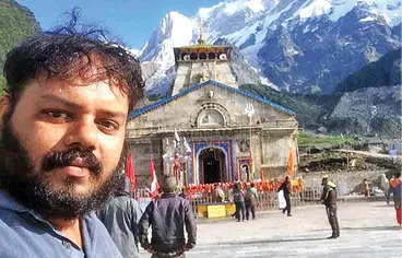 ബിജിലാൽ കേദാർനാഥ് ക്ഷേത്രത്തിനുമുന്നിൽ (ഫയൽ ചിത്രം) | ഫോട്ടോ: മാതൃഭൂമി ഇ പേപ്പർ
