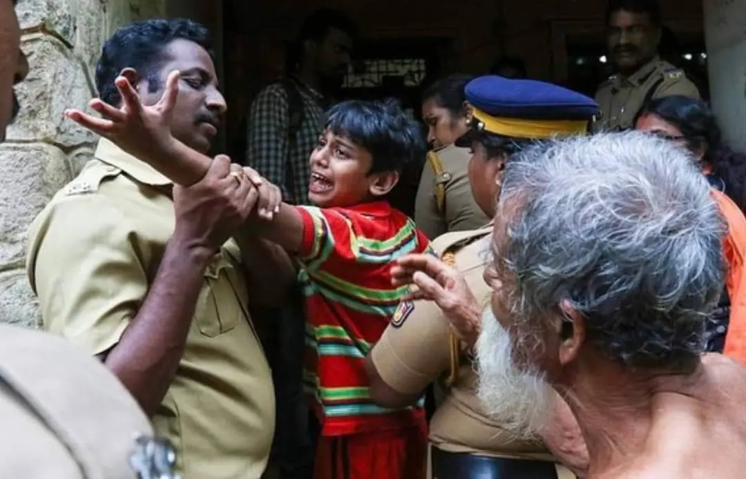 വീട് ജപ്തി ചെയ്യാന്‍ വന്ന ഉദ്യോഗസ്ഥരെ തടയാന്‍ ശ്രമിക്കുന്ന ആദിത്യന്‍