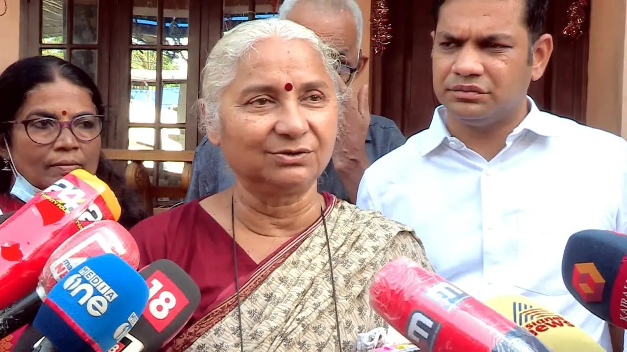 മേധാ പട്കർ മാധ്യമങ്ങളോട് സംസാരിക്കുന്നു