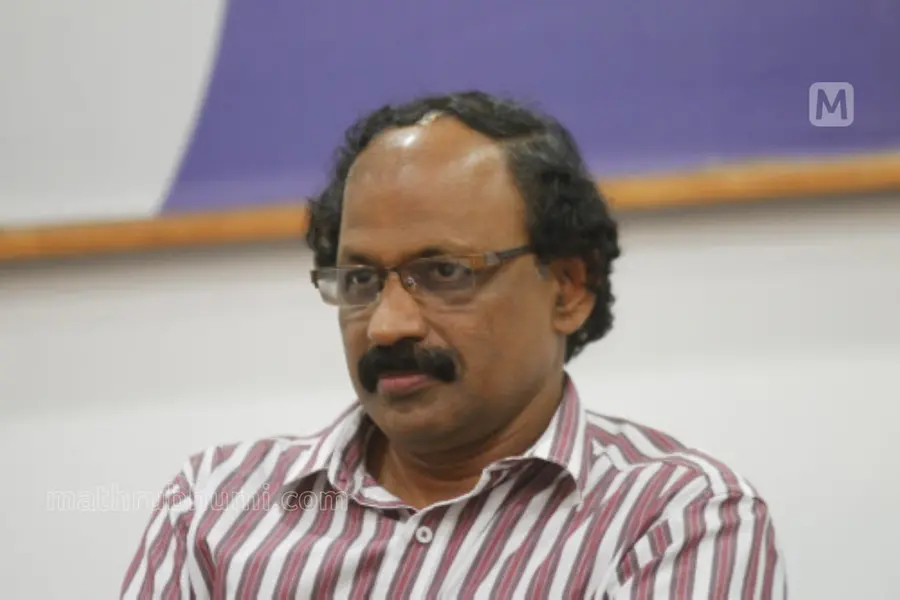 പ്ലാവില പുരസ്കാരം അംബികാസുതന് മാങ്ങാടിന്