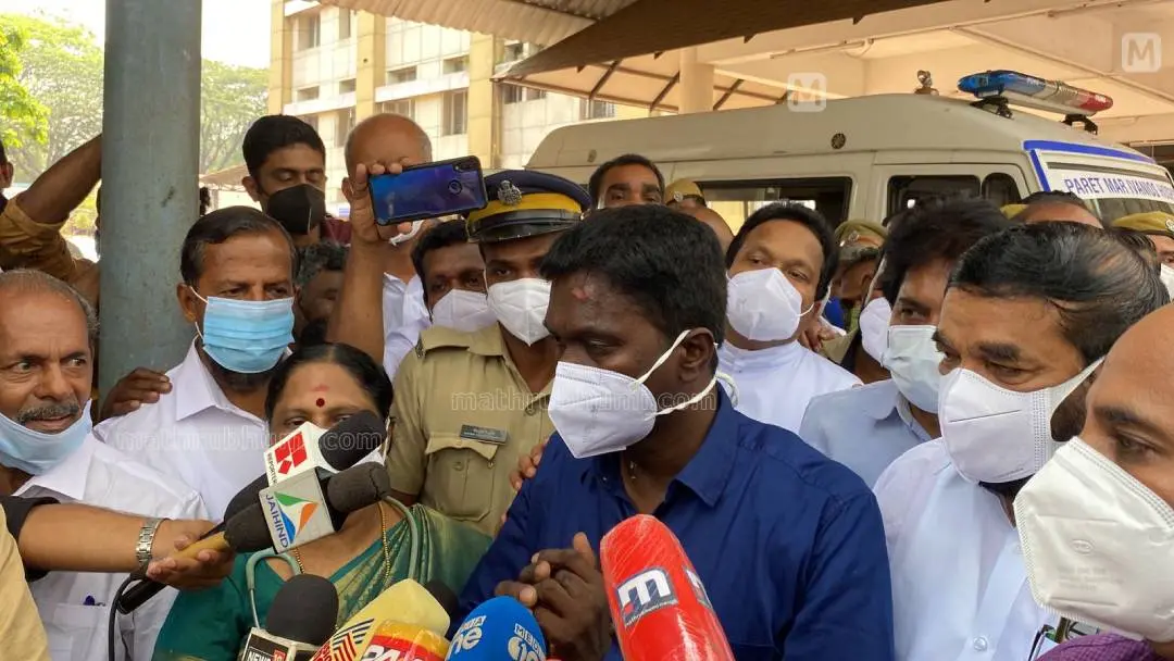 വാവാ സുരേഷ് ആശുപത്രി വിട്ട ശേഷം മാധ്യമങ്ങളോട് സംസാരിക്കുന്നു |ഫോട്ടോ:ജി.ശിവപ്രസാദ്