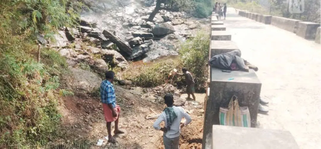 ഇരച്ചിൽപാറ വെള്ളച്ചാട്ടത്തിന് സമീപം വസ്ത്രം മാറുന്നതിനുള്ള മുറികളും ശൗചാലയങ്ങളും നിർമിക്കുന്നതിന് സ്ഥലമൊരുക്കുന്നു | ഫോട്ടോ: മാതൃഭൂമി ഇ പേപ്പർ
