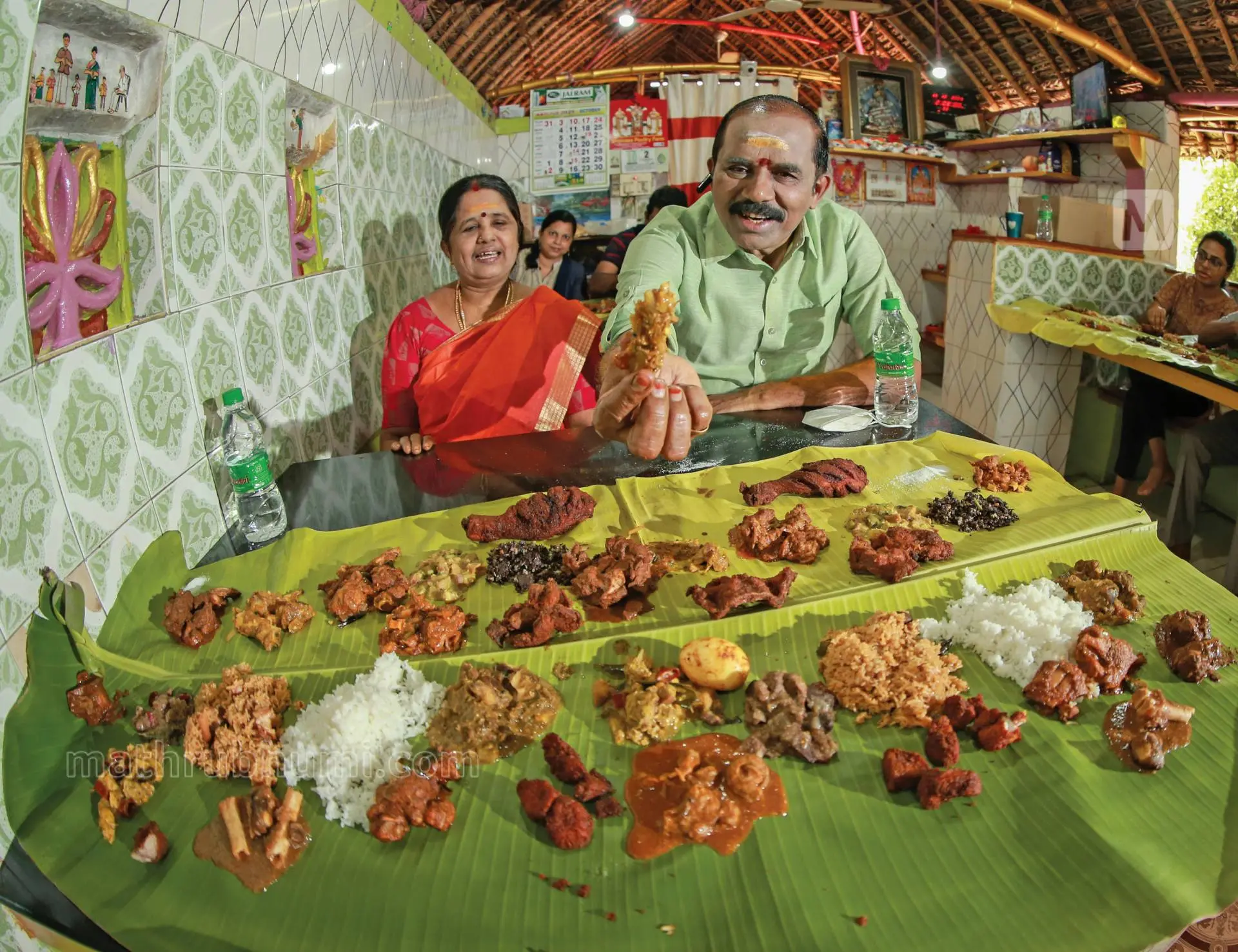 കണ്ടുനിറയും- കരുണവേലും സ്വർണലക്ഷ്മിയും യു.ബി.എം.നമ്മവീട് സാപ്പാടിലെ മത്സ്യ-മാംസ സദ്യയ്ക്ക് മുൻപിൽ