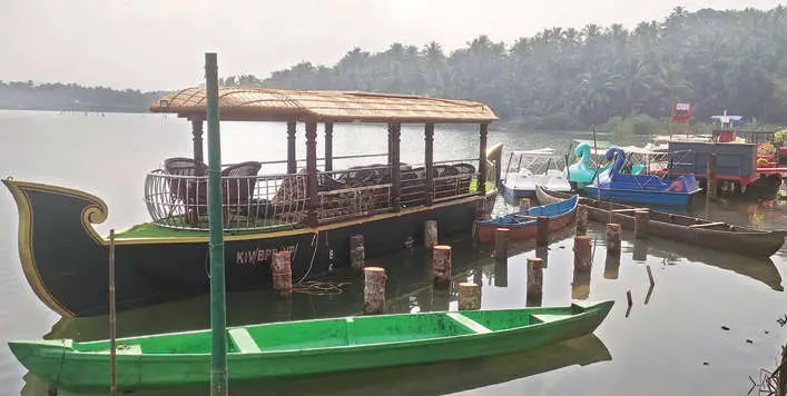ഗോവിന്ദൻകെട്ട് ബോട്ടിങ് സെന്ററിലെ ശിക്കാരബോട്ടും പെഡൽബോട്ടുകളും | ഫോട്ടോ: മാതൃഭൂമി ഇ പേപ്പർ