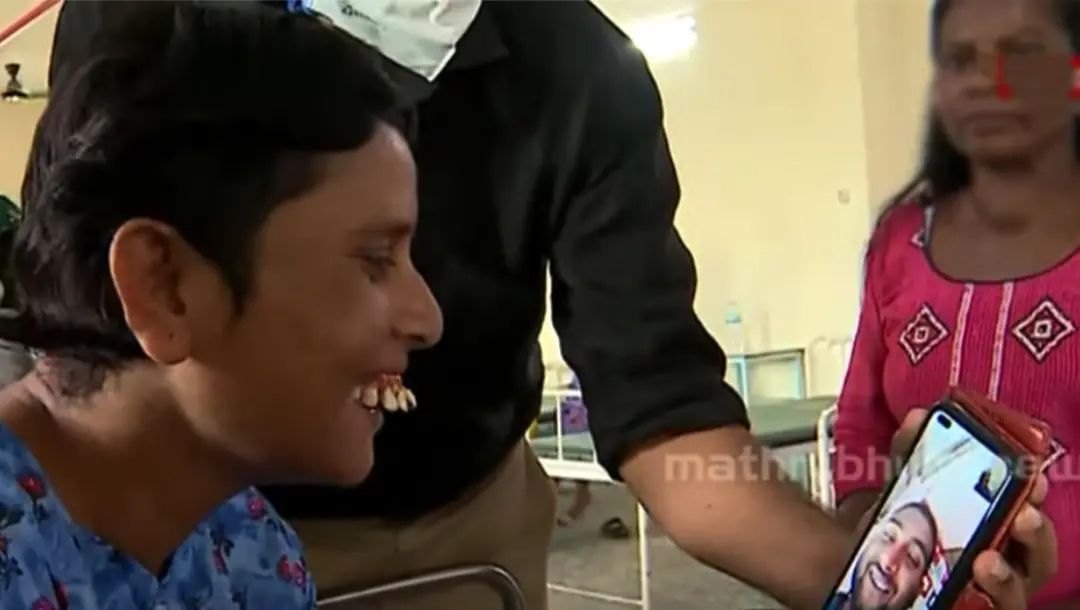ലോകി മകനുമായി വീഡിയോ കോളില് സംസാരിക്കുന്നു