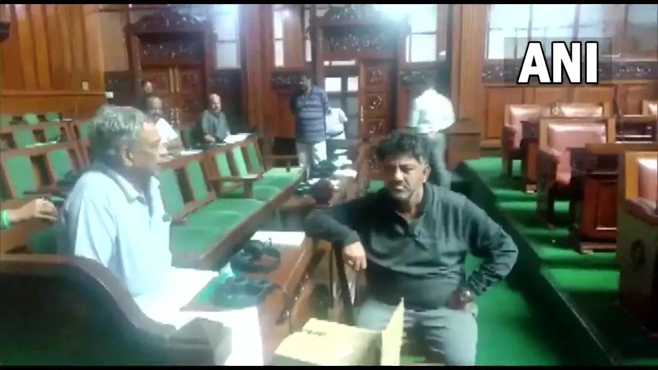കര്ണാടക കോണ്ഗ്രസ് അധ്യക്ഷന് ഡി.കെ ശിവകുമാര് രാത്രി നിയമസഭയില് തങ്ങി പ്രതിഷേധിച്ചപ്പോള്. ഫോട്ടോ - എഎന്ഐ
