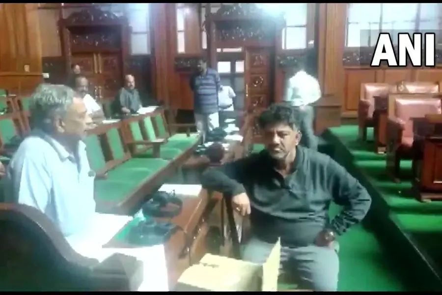 കാവിക്കൊടി പരാമര്ശം; ബിജെപി മന്ത്രിയെ പുറത്താക്കണമെന്ന് കോണ്ഗ്രസ്, സഭയില് കിടന്നുറങ്ങി പ്രതിഷേധം