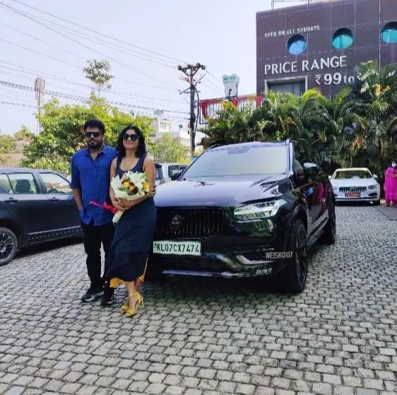 ആഷിഖ് അബുവും റിമ കല്ലിങ്കലും പുത്തൻ വാഹനത്തിനൊപ്പം | ഫോട്ടോ: www.facebook.com/EISK007/photos/?ref=page_internal