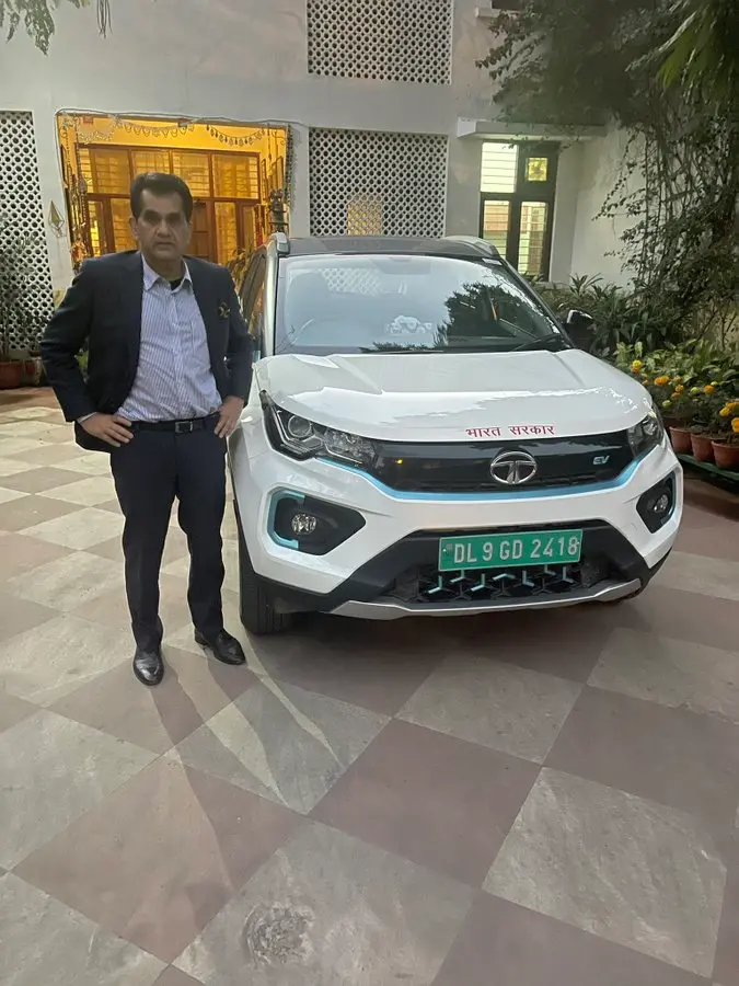 നീതി ആയോഗ് മേധാവി ടാറ്റ നെക്സോണുമായി | Photo: Twitter/Amitabh Kant
