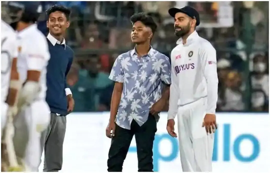 ഗ്രൗണ്ടിലെത്തിയ ആരാധകര് കോലിക്കൊപ്പം | Photo: twitter