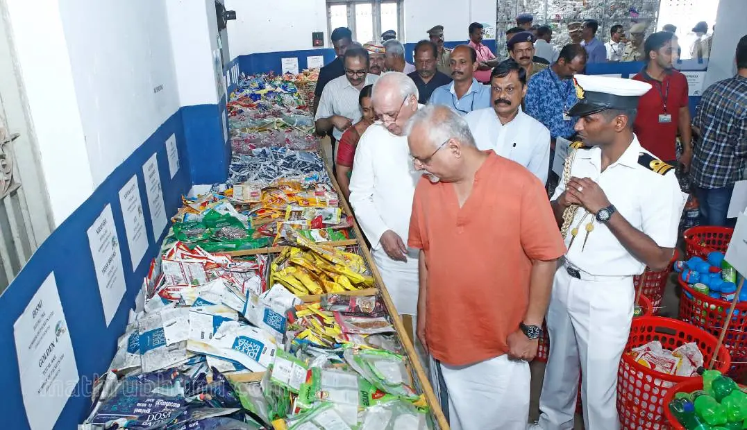 എന്റെ എടക്കാട് പദ്ധതിയില് ശേഖരിച്ച പ്ലാസ്റ്റിക് മാലിന്യ കേന്ദ്രം ഗവര്ണര് ആരിഫ് മുഹമ്മദ് ഖാന് സന്ദര്ശിച്ചപ്പോള്. എം വി ശ്രേയാംസ്കുമാർ എംപി സമീപം | ഫോട്ടോ: സാജന് വി നമ്പ്യാര്