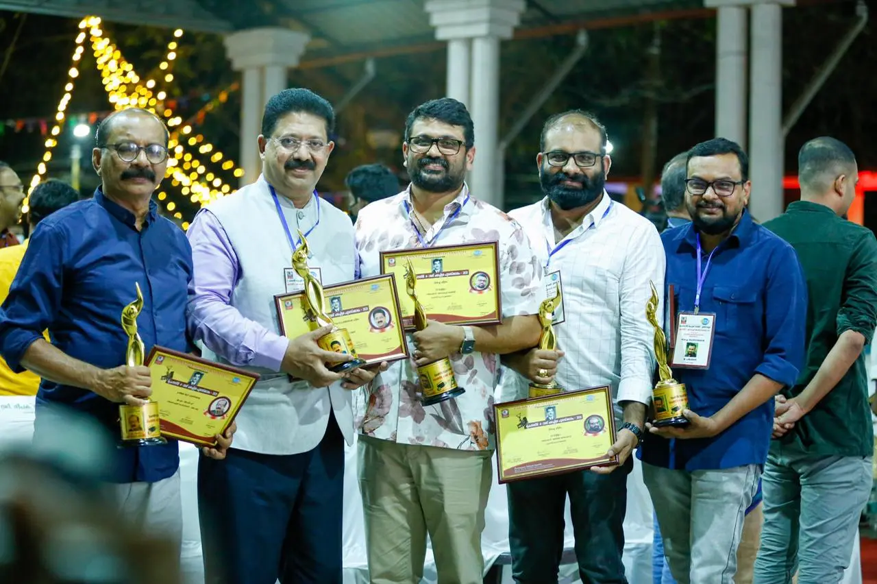 പ്രേം നസീർ ചലച്ചിത്ര പുരസ്കാരങ്ങളുമായി വെള്ളം സിനിമയുടെ നിർമാതാക്കളും സംവിധായകനും
