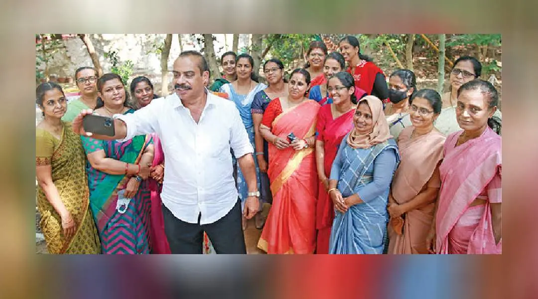 വനിതാ ദിനത്തോടനുബന്ധിച്ച് മാതൃഭൂമി സീഡ് സംഘടിപ്പിച്ച മുഖാമുഖം പരിപാടിക്കു ശേഷം സംവിധായകന് സത്യന് അന്തിക്കാട് അധ്യാപികമാരുമായി സെല്ഫി എടുക്കുന്നു