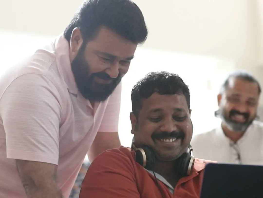 അഖിലേഷ് മോഹന്ലാലിനൊപ്പം
