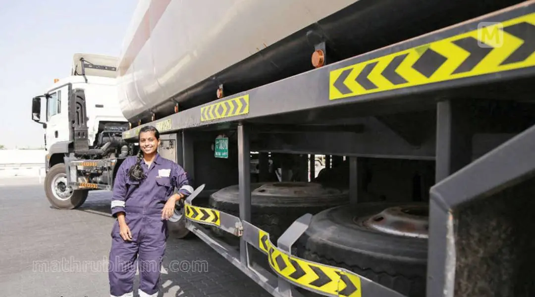 ഇന്ധന ടാങ്കർ ട്രക്കിനടുത്ത് ഡെലീഷ്യ | ഫോട്ടോ: ഉണ്ണികൃഷ്ണൻ വെമ്പായം