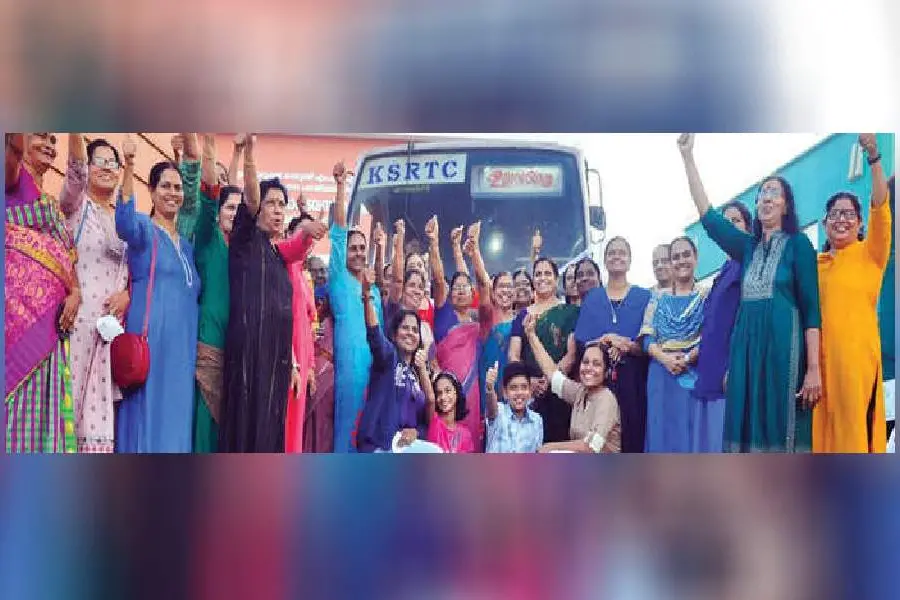 ആടിപ്പാടി, ആർപ്പുവിളിച്ച് പെണ്ണുങ്ങളുടെ ഉല്ലാസയാത്ര...