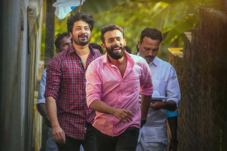 കൈയിട്ട് വാരാനൊക്കെ അറിയാമോ?; മെമ്പര് രമേശന്റെ മുഴുനീള കോമഡി ട്രെയ്ലര്