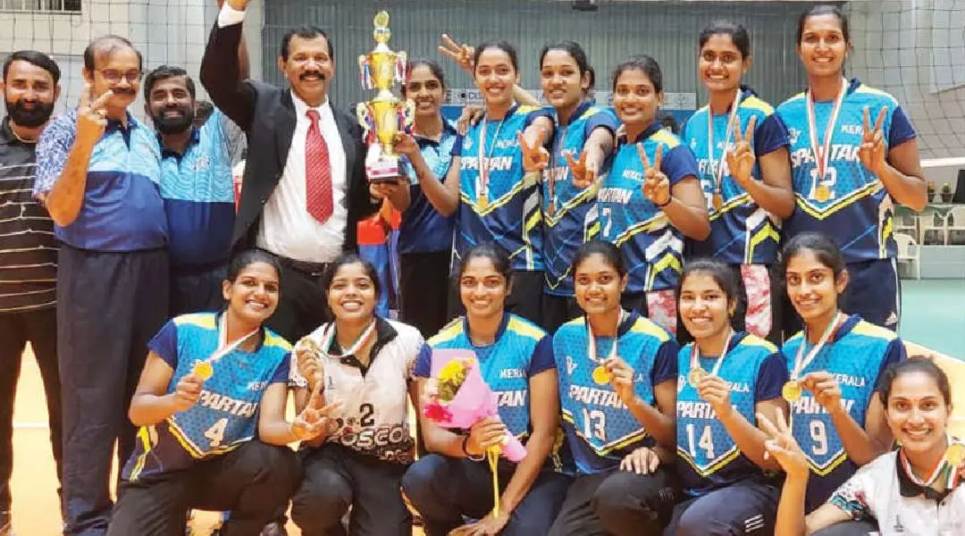 ഫെഡറേഷൻ കപ്പ് വോളിബോളിൽ ചാമ്പ്യൻമാരായ കേരള ടീം ട്രോഫിയുമായി