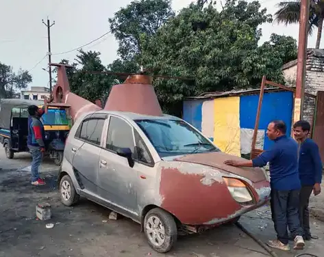 ഹെലികോപ്റ്ററിന്റെ രൂപത്തിലേക്ക് മാറ്റിയ ടാറ്റ നാനോ | Photo: Dainik Bhaskar