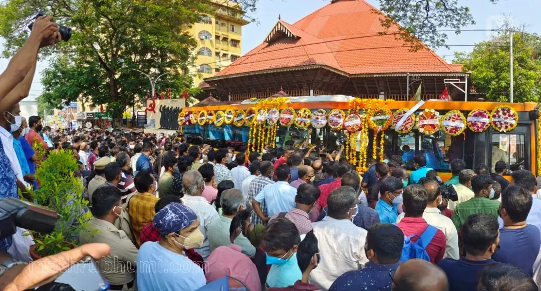 തൃപ്പൂണിത്തുറ ലായം കൂത്തമ്പലത്തിലെ പൊതുദര്‍ശനത്തിന് ശേഷം കെ.പി.എ.സി. ലളിതയുടെ മൃതദേഹം വടക്കാഞ്ചേരിയിലേക്ക് കൊണ്ടുപോകുന്നു| ഫോട്ടോ: ബി. മുരളീകൃഷ്ണന്‍\ മാതൃഭൂമി