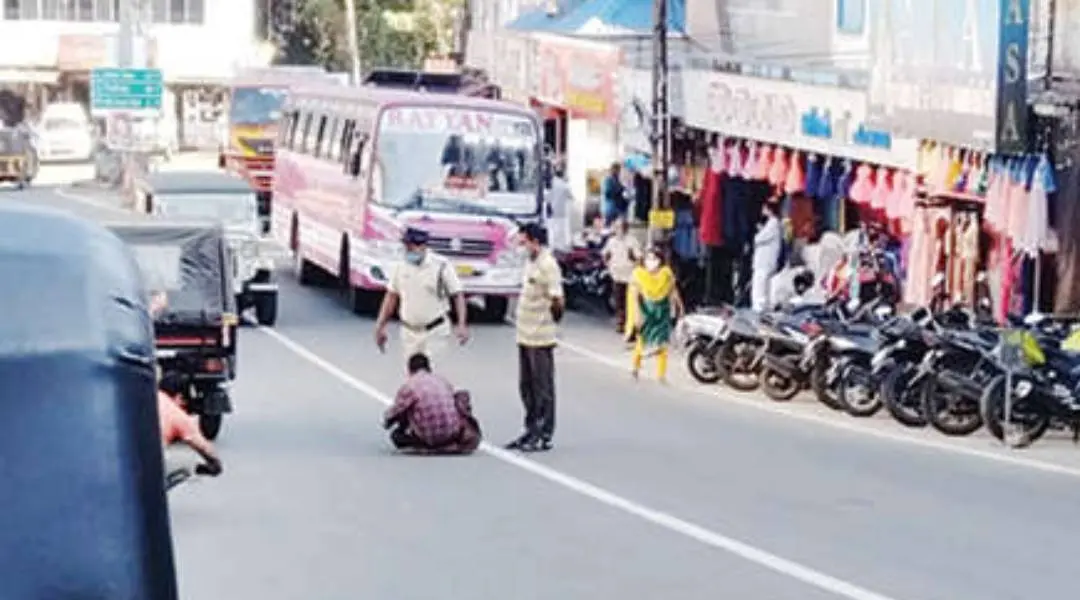 ചെറുതോണി ടൗണില് നടുറോഡില് കുത്തിയിരുന്ന് മൊബൈല് ഫോണില് പാട്ടുകേള്ക്കുന്ന മദ്യപാനി