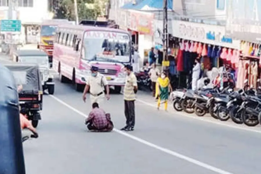 റോഡിന് നടുവില് കുത്തിയിരുന്ന് മൊബൈലില് പാട്ടും കേട്ട് രസിച്ച് മദ്യപന്; വലഞ്ഞത് ജനങ്ങള്