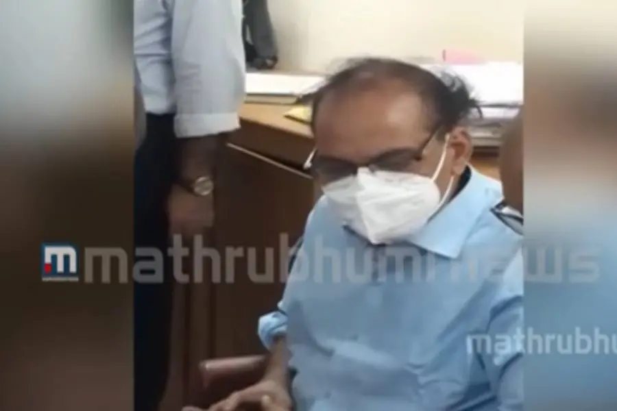 കൈക്കൂലി വാങ്ങിയത് യാത്രയ്ക്കിടെ,വാഹനത്തില്‍ വിജിലന്‍സ് ഉദ്യോഗസ്ഥനും; സീനിയര്‍ ക്ലര്‍ക്ക് പിടിയില്‍