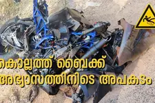 കൊല്ലത്ത് ബൈക്കിൽ അഭ്യാസപ്രകടനത്തിനൊപ്പം സെൽഫി പിടിത്തം; അപകടത്തിൽ വിദ്യാർഥിക്ക് പരിക്ക്
