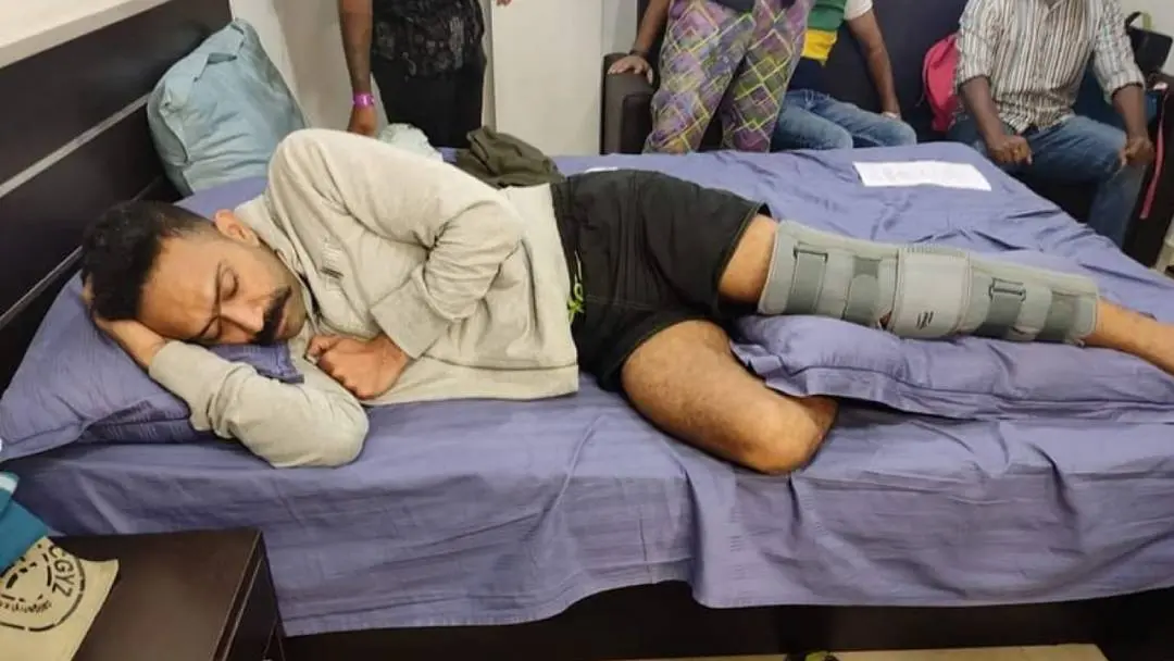ഷൈന് ടോം ചാക്കോ കാലിന് പരിക്കേറ്റ ശേഷം വിശ്രമിക്കുന്നു