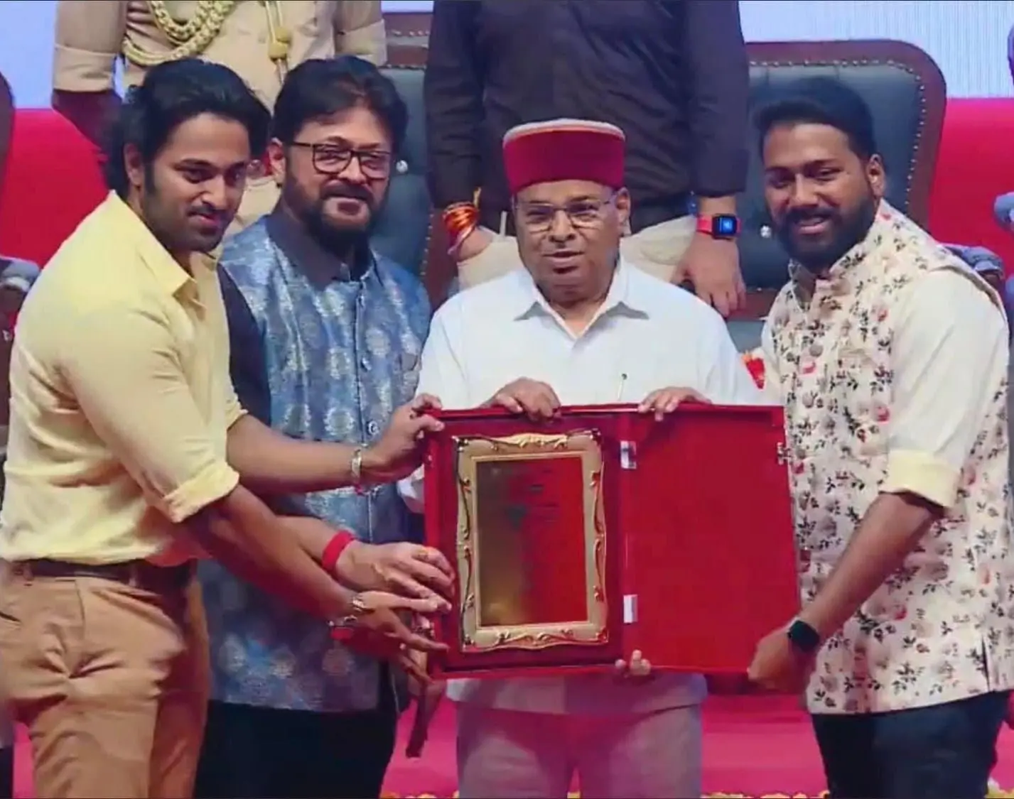 ഉണ്ണി മുകുന്ദനും വിഷ്ണു മോഹനും പുരസ്കാരം ഏറ്റുവാങ്ങുന്നു