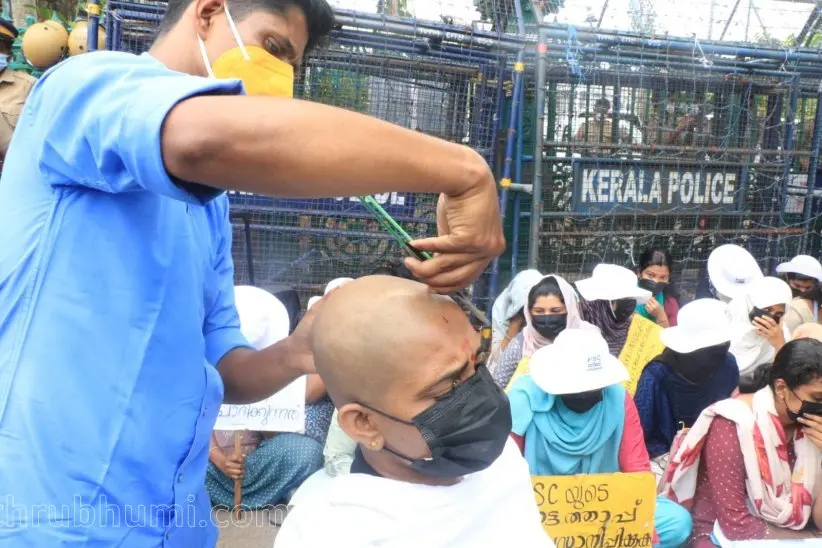 മലപ്പുറം എൽ.പി സ്കൂൾ ടീച്ചേഴ്സ് ലിസ്റ്റ് പി.എസ്.സി. മാനദണ്ഡങ്ങൾ പാലിച്ച് വിപുലീകരിക്കുക എന്നാവശ്യപ്പെട്ട് സെക്രട്ടേറിയറ്റ് പടിക്കൽ അനിശ്ചിതകാല രാപ്പകൽ നിരാഹാര സമരം നടത്തുന്ന ഉദ്യോഗാർഥികൾ സെക്രട്ടറിയേറ്റിന് മുന്നിൽ തല മുണ്ഡനം ചെയ്ത് പ്രതിഷേധിച്ചപ്പോൾ | ഫോട്ടോ: എസ്. ശ്രീകേഷ് / മാതൃഭൂമി