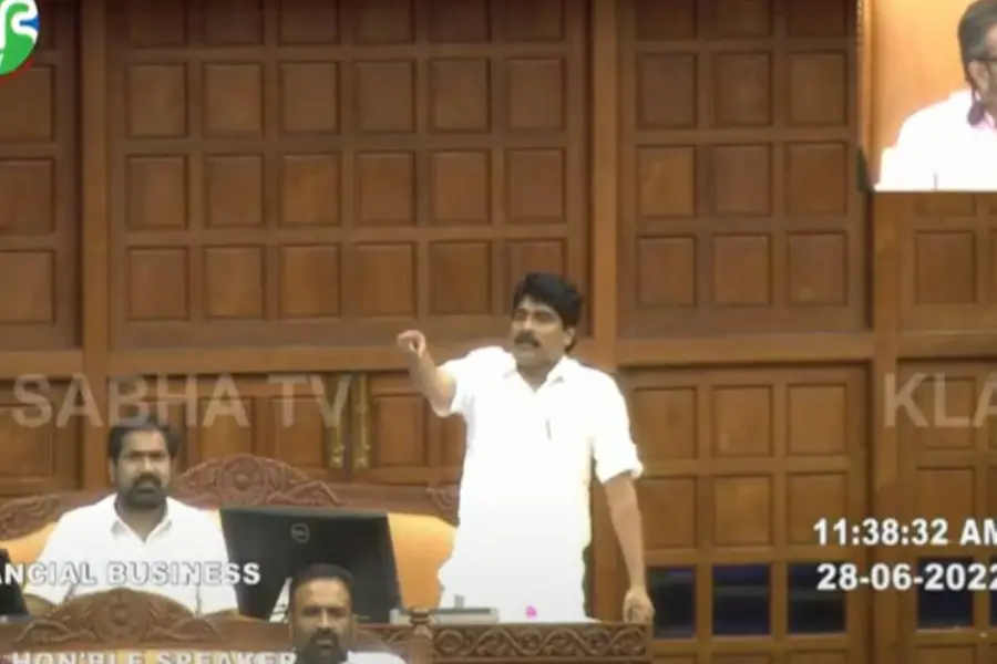 ഈ കുട്ടിക്കുരങ്ങന്മാരെ ചുടുചോറ് വാരിക്കാന് ആരാണ് പറഞ്ഞയച്ചത്? സഭയില് SFI-യെ പൊരിച്ച് ടി.സിദ്ദിഖ്