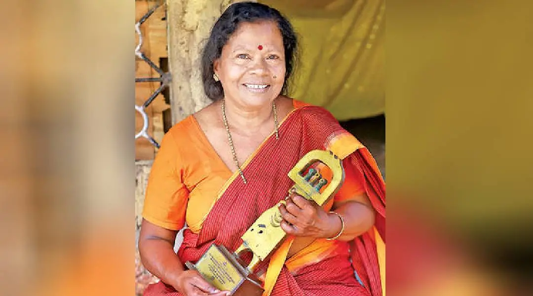 പറവൂർ വാസന്തി 2000-ലെ മികച്ച നടിക്കുള്ള സംസ്ഥാന സർക്കാരിന്റെ അവാർഡ് ശില്പവുമായി