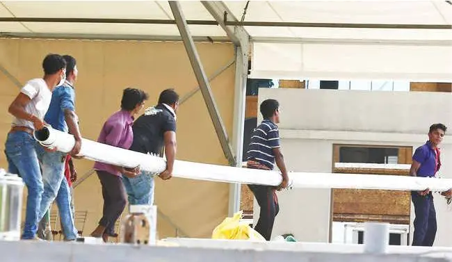 സി.പി.എം. പാര്ട്ടികോണ്ഗ്രസിന്റെ മുഖ്യവേദിയായ കണ്ണൂര് നായനാര് അക്കാദമിയില് പന്തല് നിര്മിക്കുന്ന ഇതരസംസ്ഥാന തൊഴിലാളികള് | ഫോട്ടോ: ലതീഷ് പൂവത്തൂര്