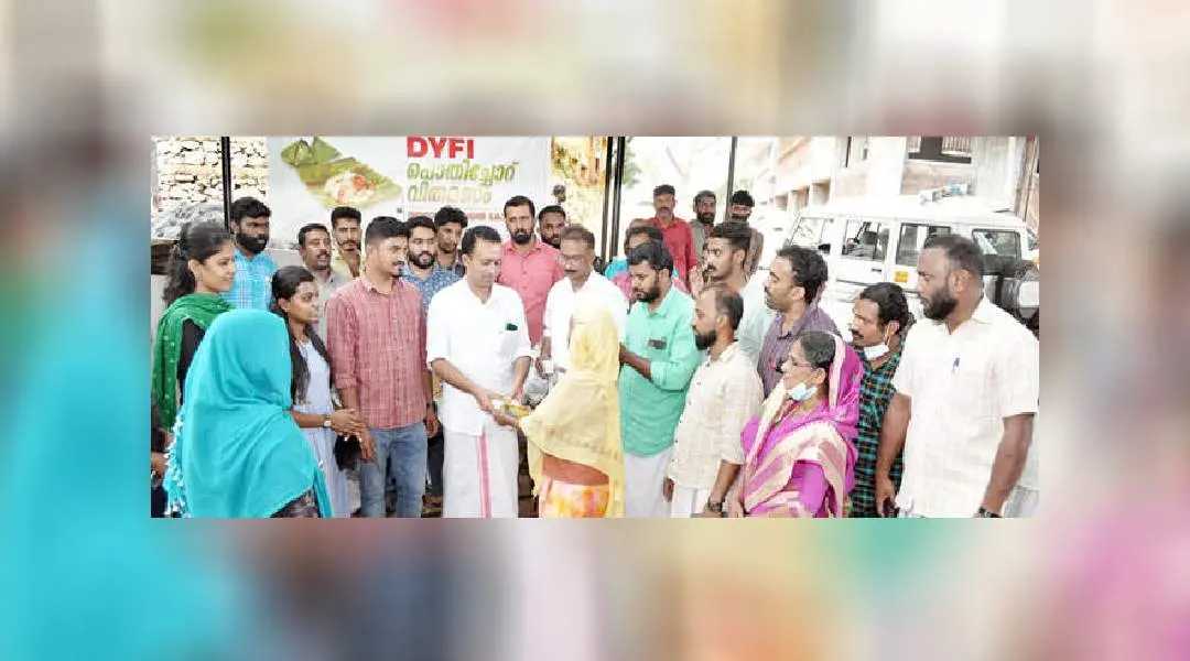 ഹൃദയപൂര്വം പൊതിച്ചോര് വിതരണത്തിന്റെ നാലാംവാര്ഷികത്തില് ഡി.വൈ.എഫ്.ഐ. നടത്തിയ പായസം, ബിരിയാണി വിതരണം ജില്ലാസെക്രട്ടറി കെ. റഫീഖ് ഉദ്ഘാടനം ചെയ്യുന്നു