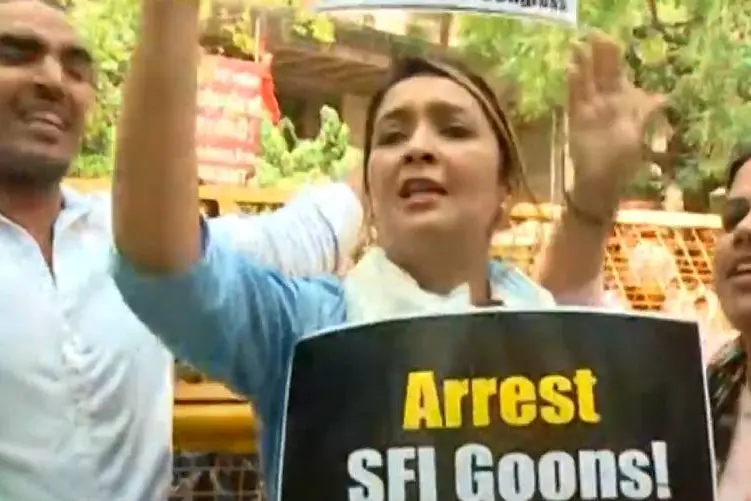 എ.കെ.ജി ഭവനിലേക്ക് യൂത്ത് കോണ്‍ഗ്രസ് മാര്‍ച്ച്; പ്രതിഷേധക്കാരെ അറസ്റ്റുചെയ്ത് നീക്കി