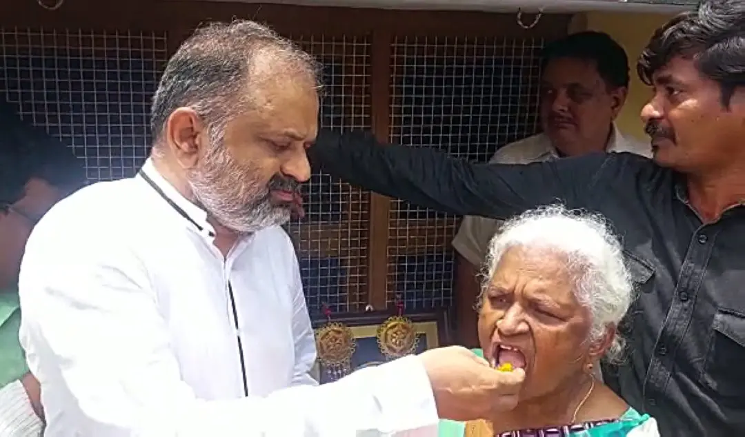 പേരറിവാളന് അമ്മ അര്പ്പുതാമ്മാളിന് മധുരം നല്കുന്നു| Photo: ANI