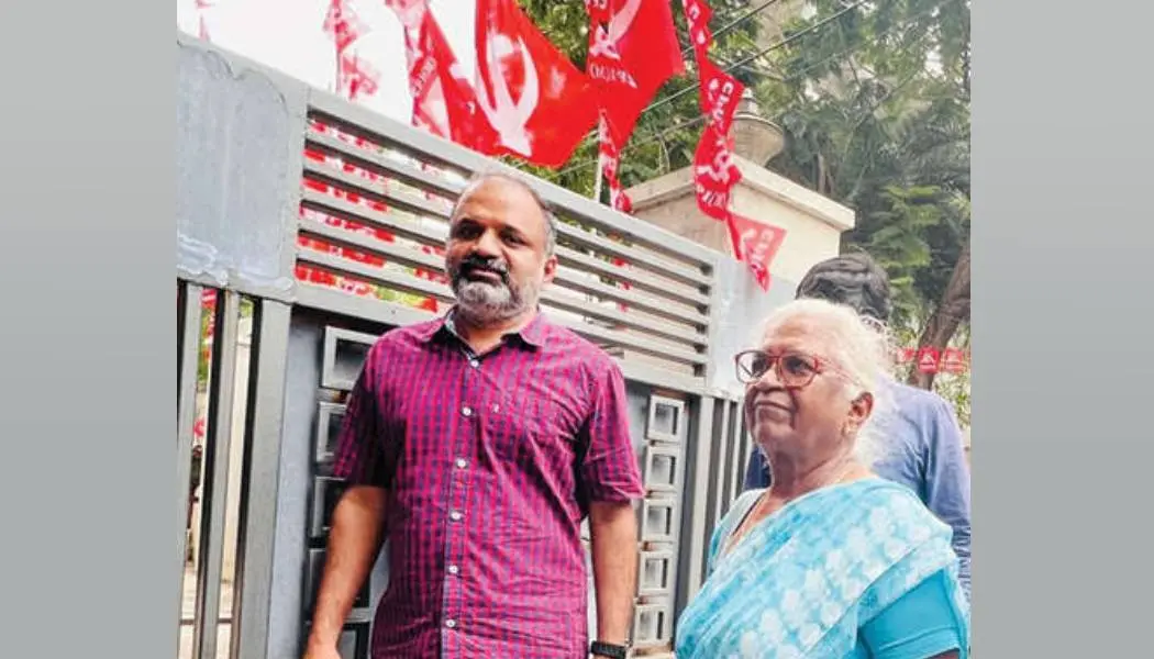 ചെന്നൈ ടി. നഗറിലെ സി.പി.എം. ഓഫീസിനു മുന്നില് പേരറിവാളനും അര്പുതമ്മാളും