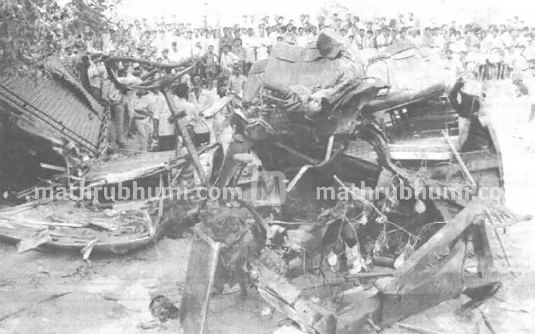 ഹരിപ്പാടിന് സമീപം ചേപ്പാട് പുഷ്പുള് തീവണ്ടിയുമായി കൂട്ടിയിടിച്ച് തകര്ന്ന ബസ്.
