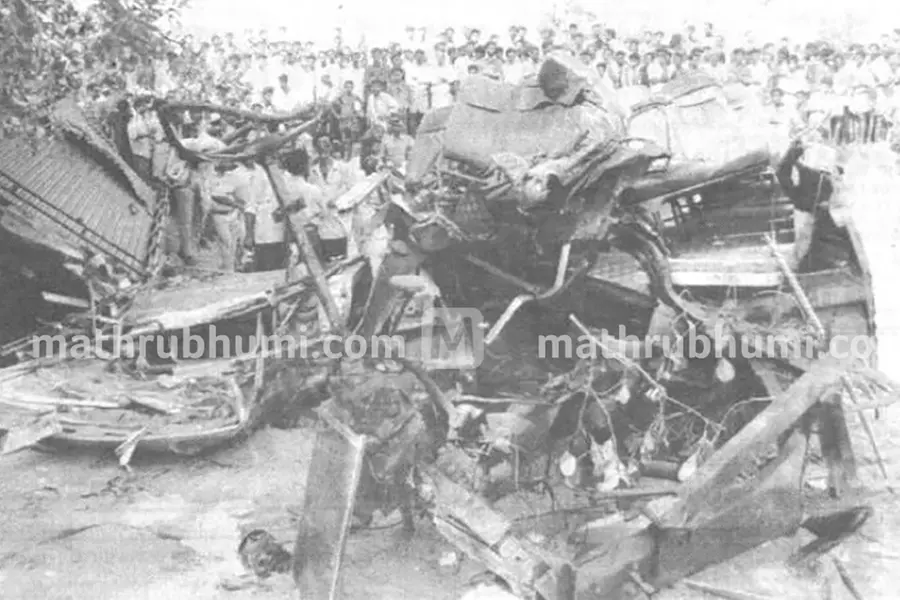 'സുകൃതം' കണ്ടിരിക്കെ ദുരന്തം: ബസില് തീവണ്ടി ഇടിച്ച് പൊലിഞ്ഞതു 35 ജീവന്: ചേപ്പാട് ദുരന്തം@26