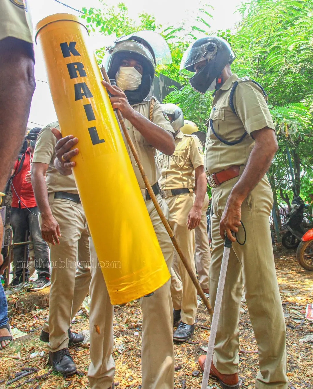 കെ റെയിൽ സർവേക്കല്ലുമായി പോലീസുകാർ (ഫയൽ ചിത്രം)